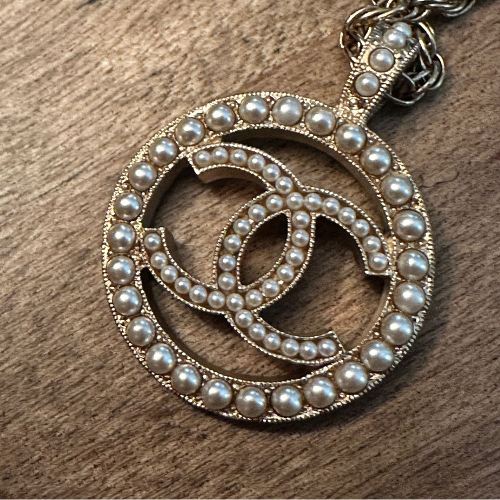 ❌SOLD❌Chanel
2023 Faux Pearl CC Pendant Necklace - Picture 7 of 13